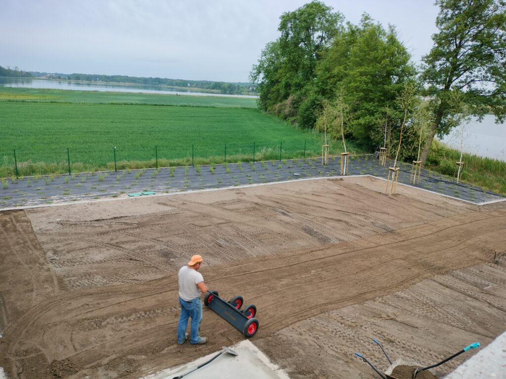 Mężczyzna przygotowujący ogród pod zasiew